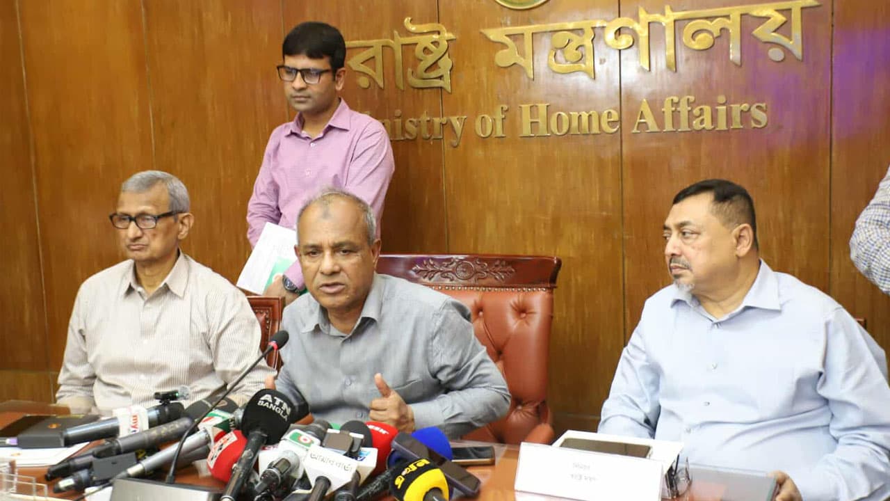 সড়কে চাঁদাবাজি বন্ধ না হলেও নিয়ন্ত্রণে এসেছে: স্বরাষ্ট্র উপদেষ্টা