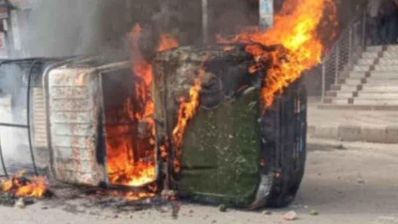 মিরপুরে সেনাবাহিনীর গাড়ি ও পুলিশের লেগুনায় আগুন