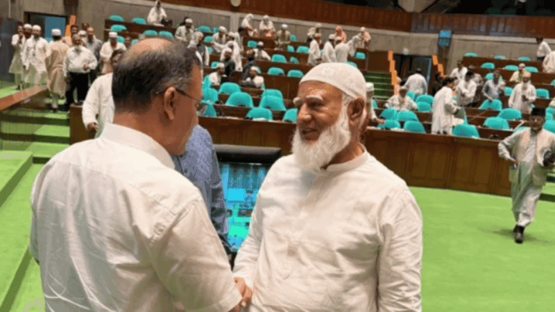 বিরোধীদলীয় নেতাকে ১৫০ টাকার দুপুরের খাবারের আমন্ত্রণ প্রধানমন্ত্রীর