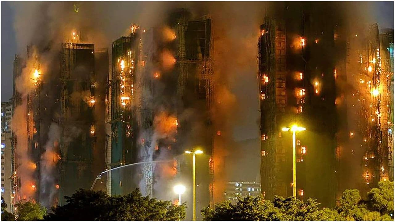 হংকংয়ে বহুতল আবাসিক কমপ্লেক্সে ভয়াবহ আগুন, নিহত ৪