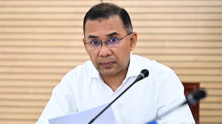 ফ্যানের বাতাস খাচ্ছে, হাতে হারিকেন নিয়ে বলছে—গ্যাস দে, বিদ্যুৎ দে: প্রধানমন্ত্রী