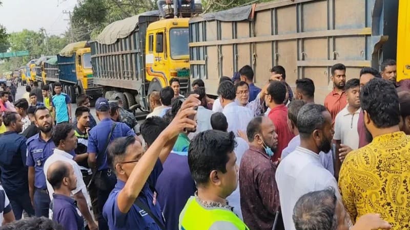 পঞ্চগড়ে ২৪ ঘণ্টা বিদ্যুৎ না থাকায় সড়ক অবরোধ