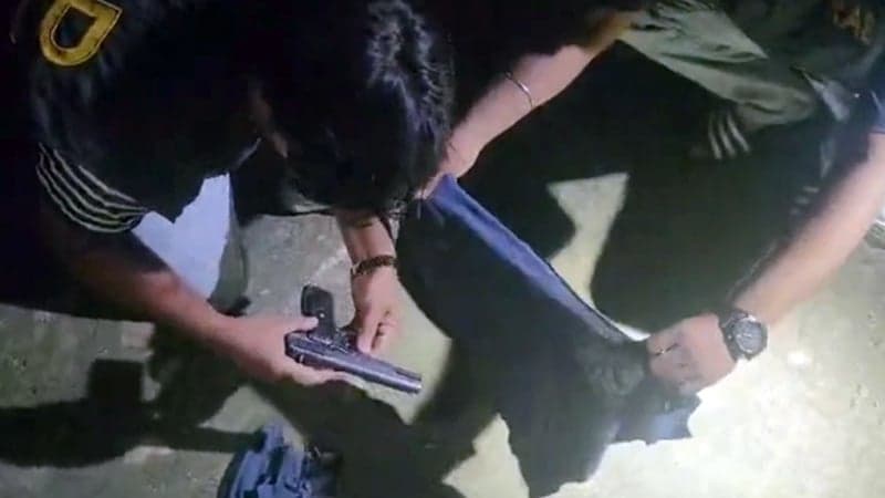 নারায়ণগঞ্জে নির্মীয়মাণ ভবন থেকে জুলাই আন্দোলনে লুট হওয়া পিস্তল উদ্ধার