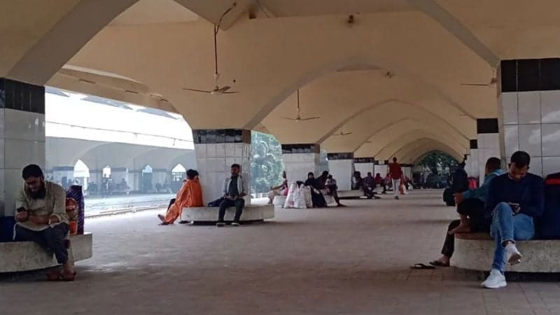 অনলাইনে ট্রেনের টিকেট বিক্রি বন্ধ, যাত্রীদের ভোগান্তি