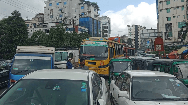 পোশাক শ্রমিকদের কুড়িল সড়ক অবরোধ, যানজটে ভোগান্তি