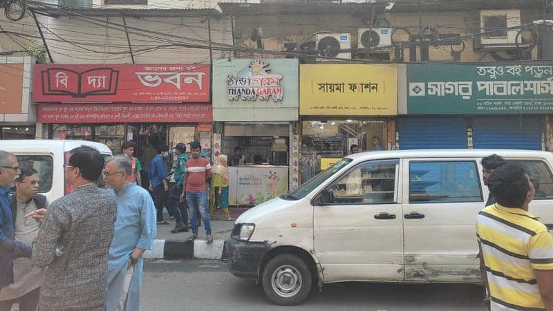 পুড়ে যাওয়া লাশের পাশে জীবন স্বাভাবিক