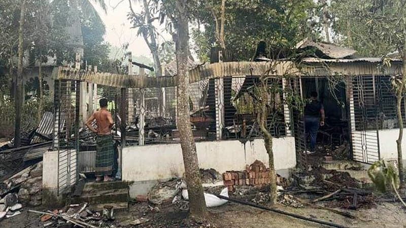 শিল্পী মানবেন্দ্র ঘোষের বাড়িতে আগুন, হামলাকারীদের ধরতে নির্দেশ