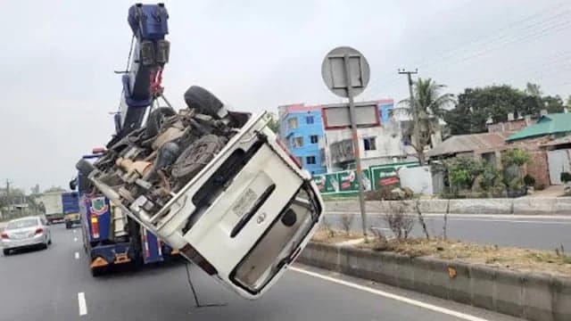  বগুড়ায় মাইক্রোবাস বিস্ফোরণে নিহত ৩