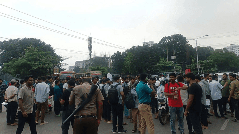 প্রশ্নফাঁসের অভিযোগে যুব উন্নয়নের নিয়োগ পরীক্ষা স্থগিত, সড়ক অবরোধ