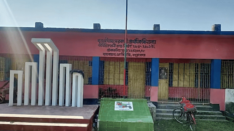 কাঁচা আম পাড়ায় তিন শিশুশিক্ষার্থীকে ‘জুতার মালা’ পরানোর অভিযোগ