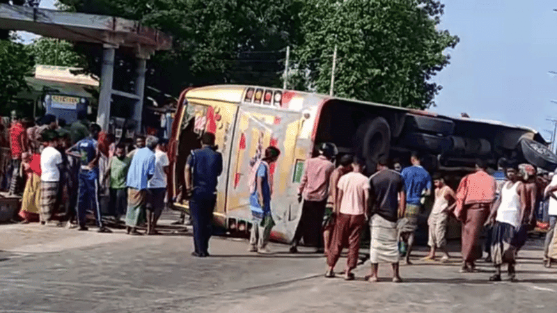 ময়মনসিংহে বাস উল্টে নিহত ১, আহত ১৯