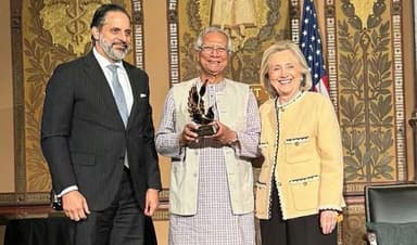 হিলারি ক্লিনটন পুরস্কার পেলেন মুহাম্মদ ইউনূস