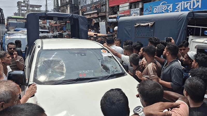 নোয়াখালীতে ভ্রাম্যমাণ আদালতে হামলা, ম্যাজিস্ট্রেটের গাড়ি ভাঙচুর