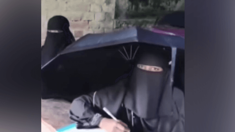 ছাদ চুইয়ে পড়ে বৃষ্টির পানি, পটুয়াখালীতে ছাতা মাথায় পরীক্ষা দিলেন শিক্ষার্থীরা