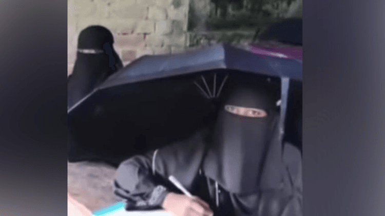 ছাদ চুইয়ে পড়ে বৃষ্টির পানি, পটুয়াখালীতে ছাতা মাথায় পরীক্ষা দিলেন শিক্ষার্থীরা