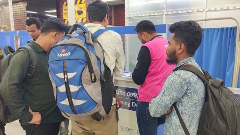 দেশে ফিরলেন কম্বোডিয়ার সাইবার স্ক্যাম কমপাউন্ড থেকে উদ্ধার ৩৭ বাংলাদেশি