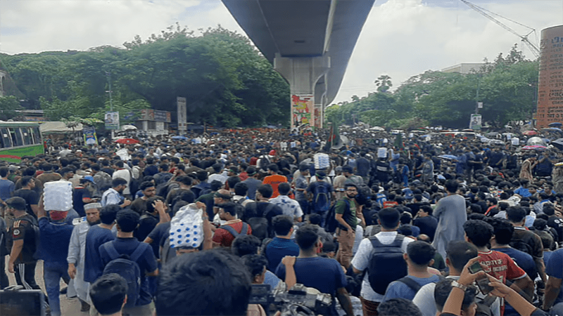 শাহবাগে আজও প্রকৌশল শিক্ষার্থীদের অবরোধ