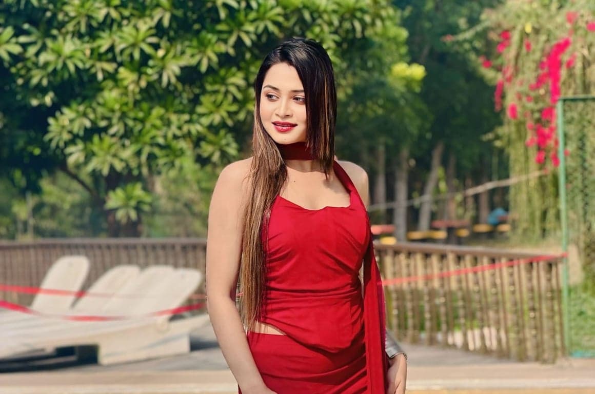 মডেলিং ও অভিনয়ে নিজেকে গড়ছেন জয়া মির্জা