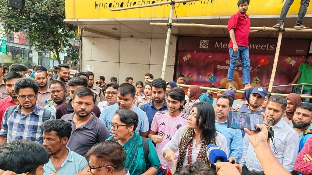 ধানমন্ডিতে সংস্কৃতিকর্মীদের মানববন্ধনে পুলিশের বাধা, আটক দীপক শীল