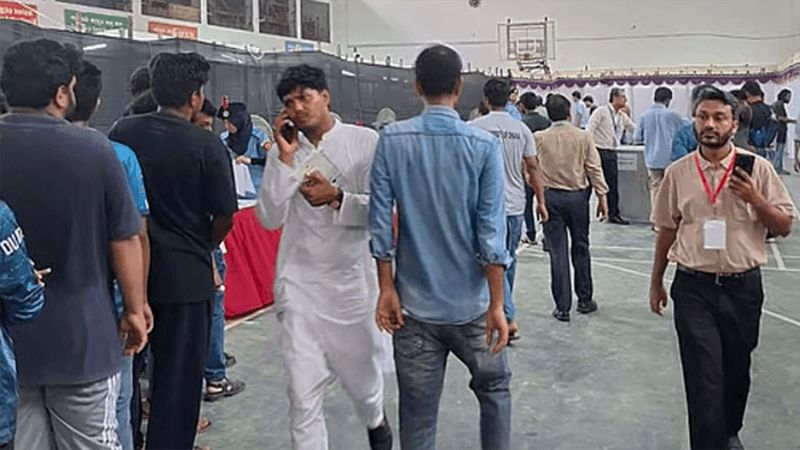 আচরণবিধি ভেঙে কেন্দ্রে ঢোকার অভিযোগ ভিপি প্রার্থী আবিদুলের বিরুদ্ধে