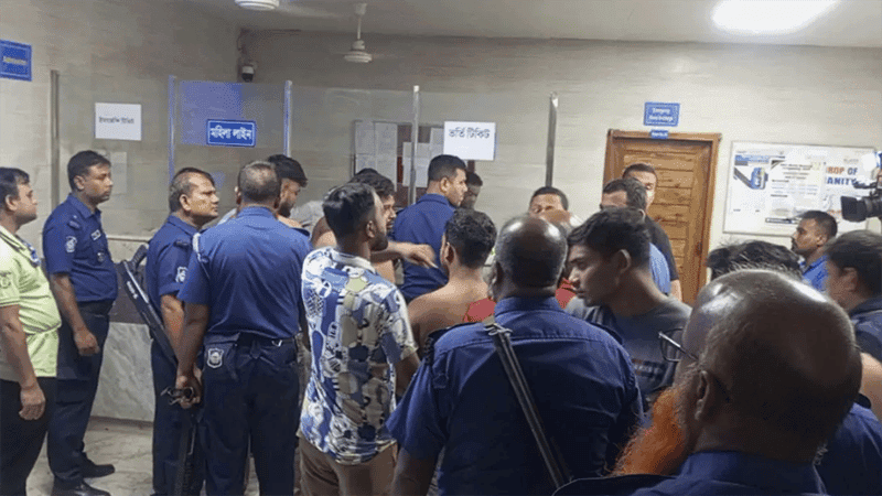 বগুড়ার শজিমেকে সংঘর্ষে আহত ১২, অনির্দিষ্টকালের কর্মবিরতিতে ইন্টার্ন চিকিৎসকরা