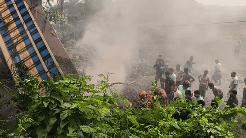কুষ্টিয়ায় পাথরবোঝাই ট্রাক খাদে পড়ে আগুন, চালক ও সহকারী নিহত