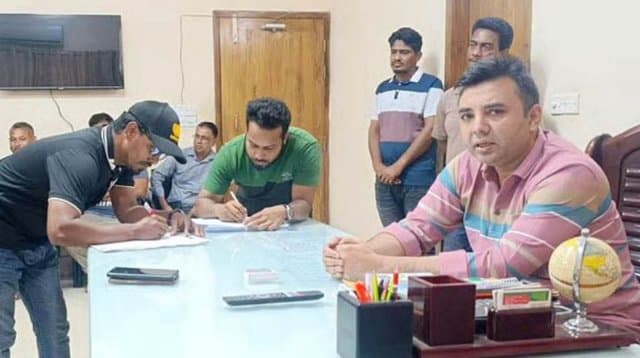 দুই সাংবাদিককে হাতকড়া পরিয়ে থানায় নিলেন এসিল্যান্ড