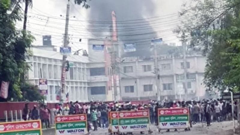 গোপালগঞ্জে জেলা প্রশাসকের বাসভবনে হামলা