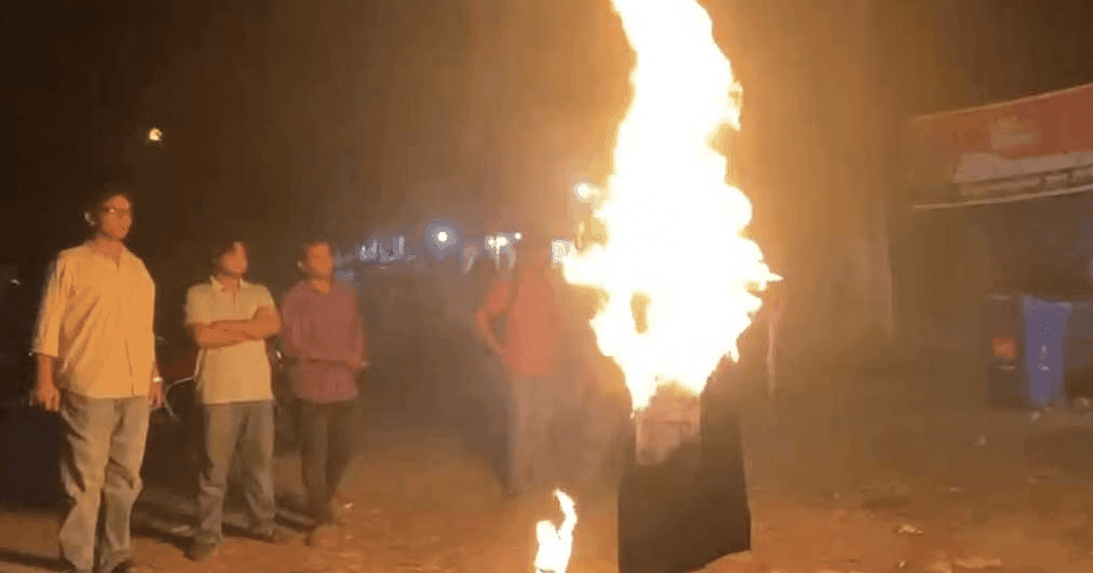 মুক্তিযোদ্ধা মানিক পশারীর দাফনে বাধা, জাবিতে সাঈদীর কুশপুত্তলিকা দাহ