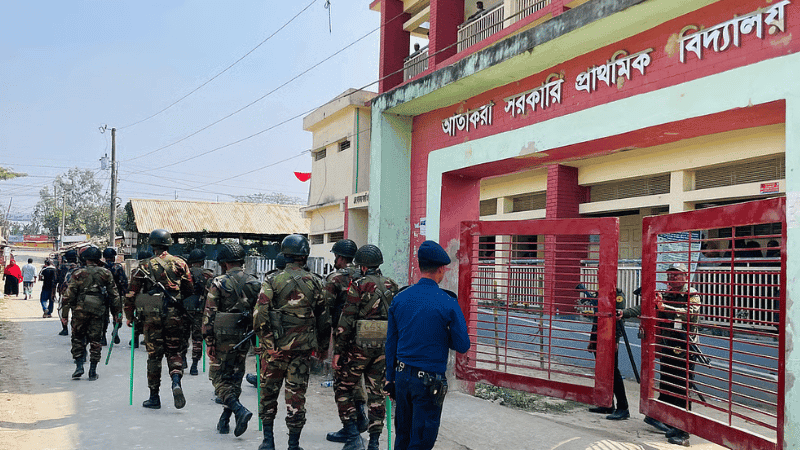 কুমিল্লায় ভোটকেন্দ্রে ককটেল বিস্ফোরণ, ভোটারদের ছোটাছুটি