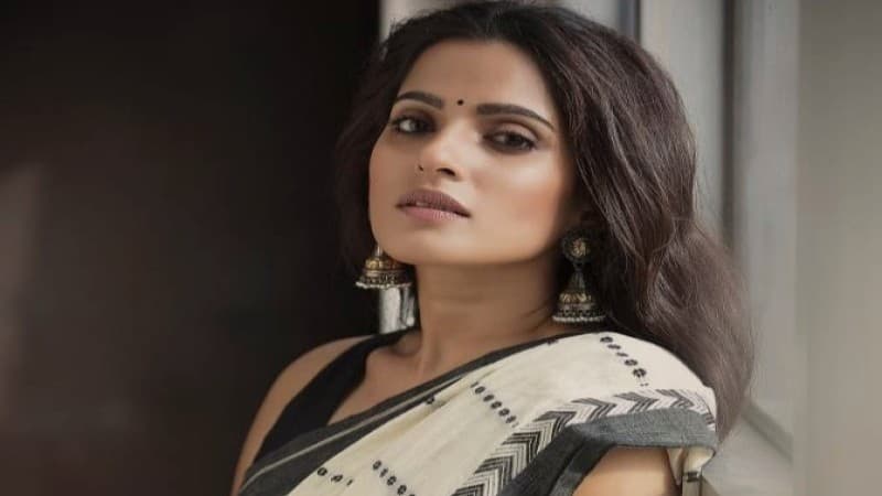‘কাট’ বলার পরও থামেননি, সহ-অভিনেতার বিরুদ্ধে হেনস্তার অভিযোগ অভিনেত্রীর