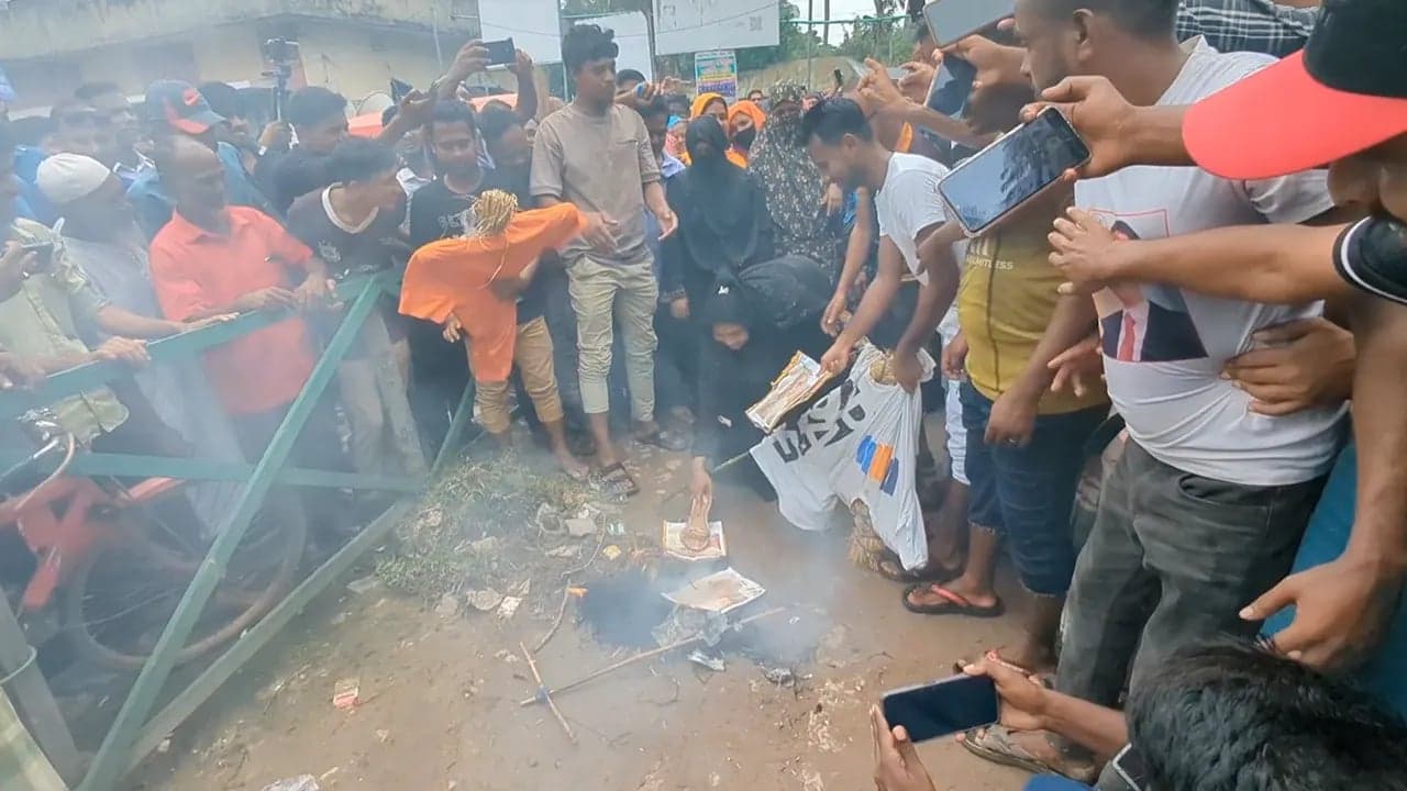 সাতক্ষীরায় জামায়াতের এমপি গাজী নজরুলের পদত্যাগ দাবিতে বিক্ষোভ