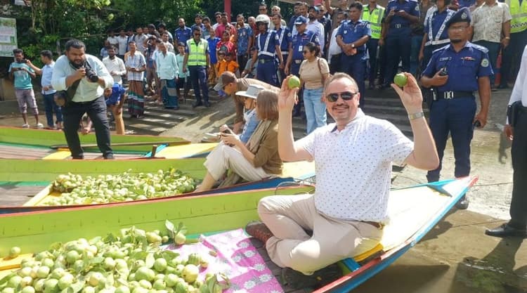ঝালকাঠির ঐতিহ্যবাহী ভীমরুলীর ভাসমান পেয়ারার হাট পরিদর্শনে মুগ্ধ মার্কিন রাষ্ট্রদূত