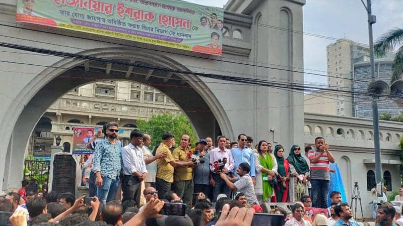 ইশরাকের সমর্থকদের অবস্থান কর্মসূচি অব্যাহত, গুলিস্তান–বঙ্গবাজার সড়কের অংশ অবরোধ