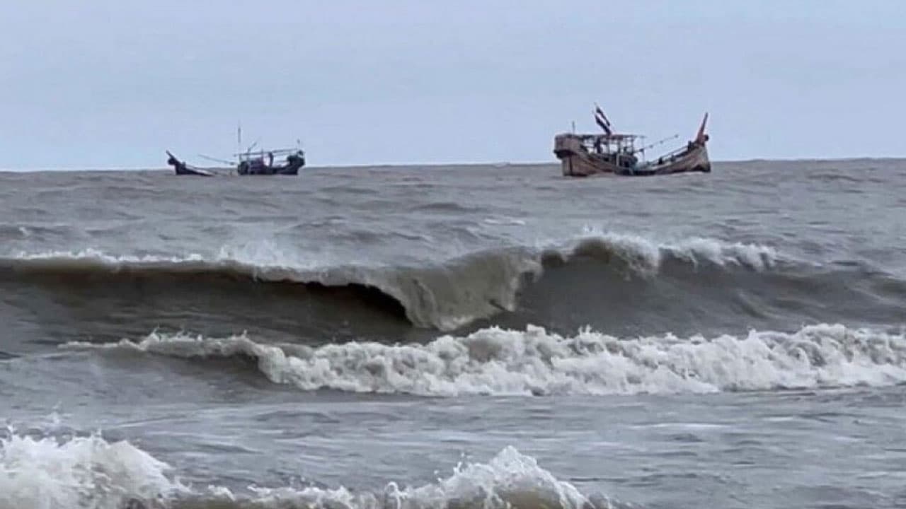 সমুদ্র বন্দরে ৩ নম্বর সতর্ক সংকেত