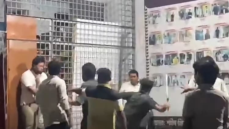 রাজশাহী বিশ্ববিদ্যালয়ে ছাত্রদলের সশস্ত্র হামলায় চার সাংবাদিকসহ আহত ১০