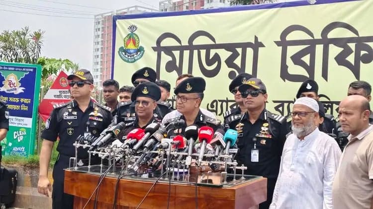 ছিনতাই ঠেকাতে পশুর হাটে ক্যাশলেস লেনদেনের আহ্বান র‍্যাব ডিজির
