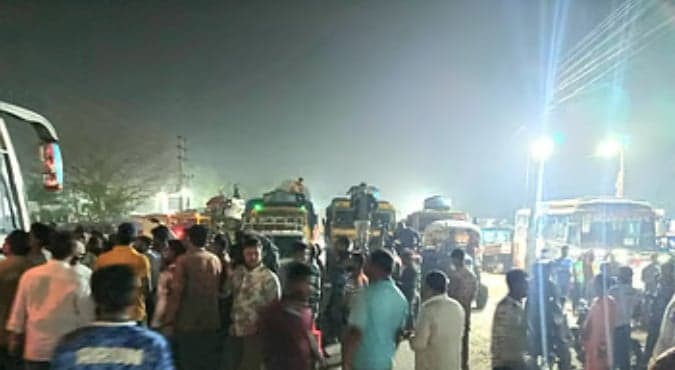 ঠাকুরগাঁওয়ে জ্বালানি সংকটে সড়ক অবরোধ, পটকা বিস্ফোরণ