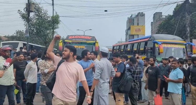 ইউআইইউতে ৪০ শিক্ষার্থী বহিষ্কারের প্রতিবাদে সড়ক অবরোধ