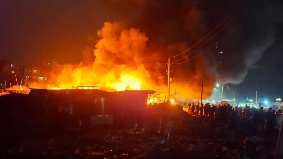 কালশী বস্তিতে ভয়াবহ অগ্নিকাণ্ড, পানি সংকটে ফায়ার সার্ভিস