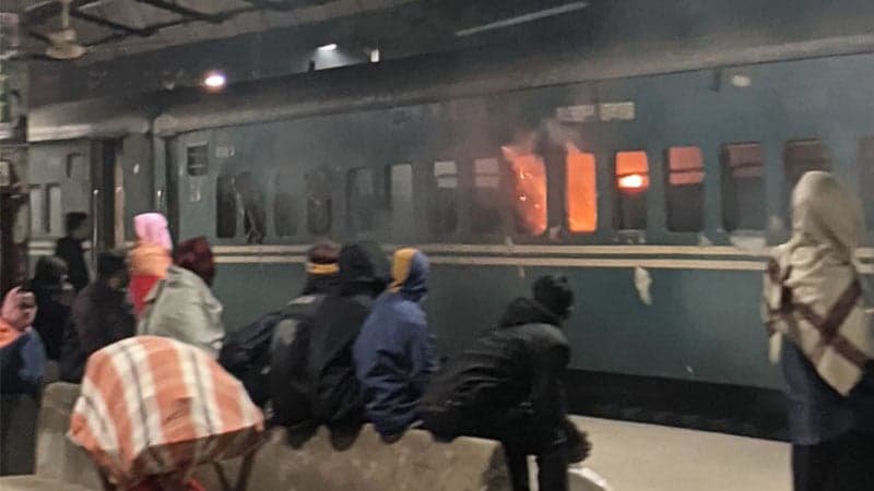 জয়পুরহাটে ট্রেনে আগুন