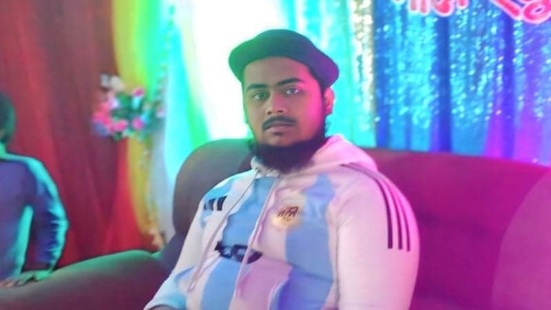 শ্রেণিকক্ষে লাঠি হাতে ঢুকে পড়া যুবক আটক