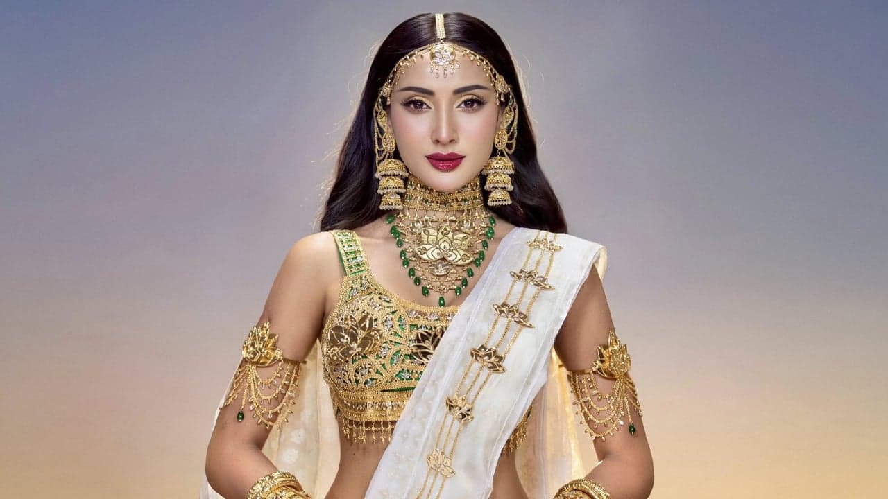 মিস ইউনিভার্সের মঞ্চে জামদানির রাজকীয় ছোঁয়ায় মিথিলা