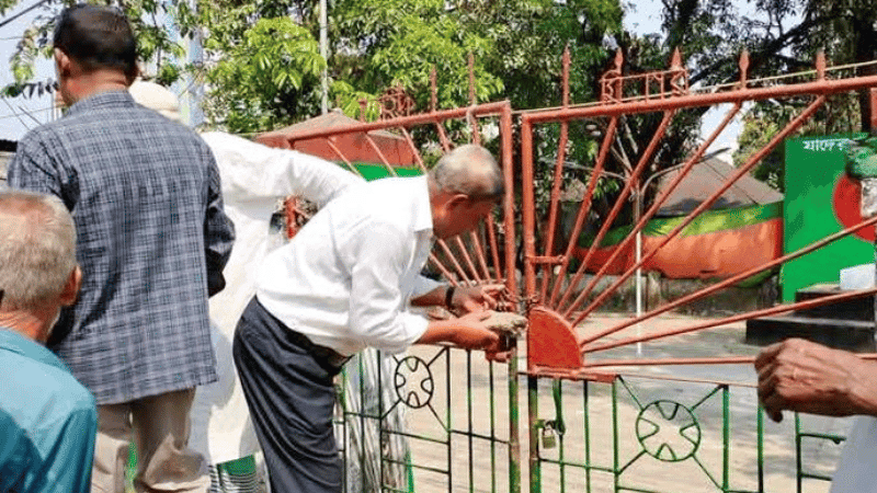 সুনামগঞ্জে তালা ভেঙে শহীদ মিনারে শ্রদ্ধা জানালেন মুক্তিযোদ্ধারা