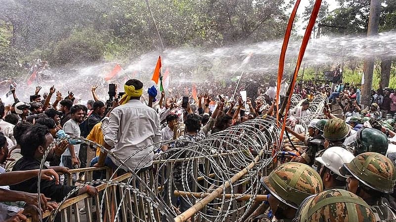 নিয়োগ পরীক্ষা নিয়ে ঝাড়খণ্ডে শিক্ষার্থীদের বিক্ষোভে পুলিশের টিয়ারশেল-লাঠিচার্জ