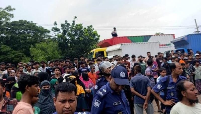 চৌদ্দগ্রামে জেএমআই সিরিঞ্জ কারখানার শ্রমিকদের বিক্ষোভ, মহাসড়ক অবরোধ