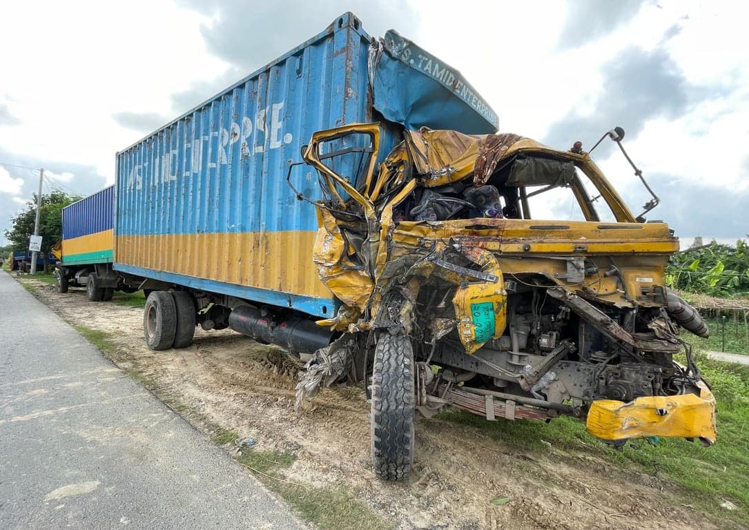 বগুড়ায় বাস ও কাভার্ডভ্যানের সংঘর্ষে নিহত ৪