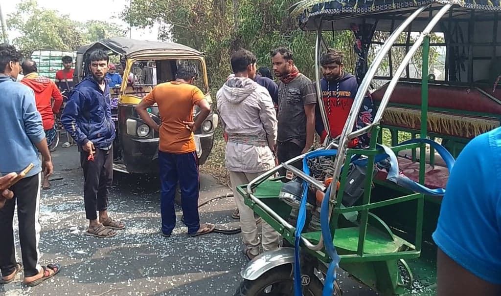 শেরপুরে সড়ক দুর্ঘটনায় মায়ের কোল থেকে ছিটকে পড়ে শিশুর মৃত্যু