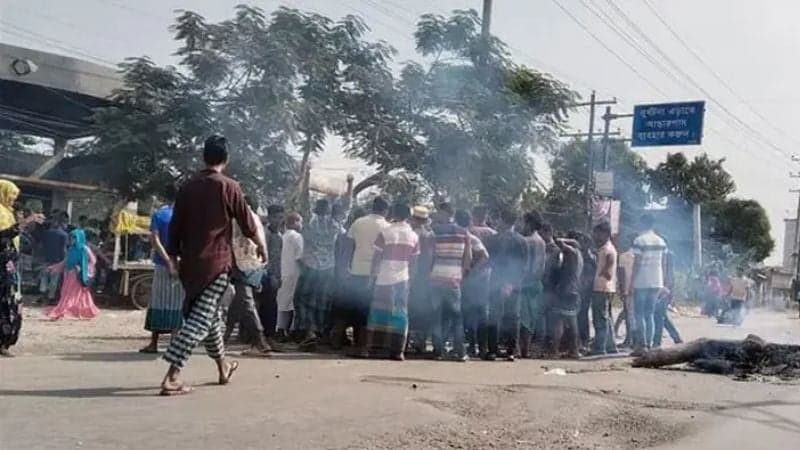 বেতনের দাবিতে ফের সড়ক অবরোধে বেক্সিমকোর শ্রমিকরা