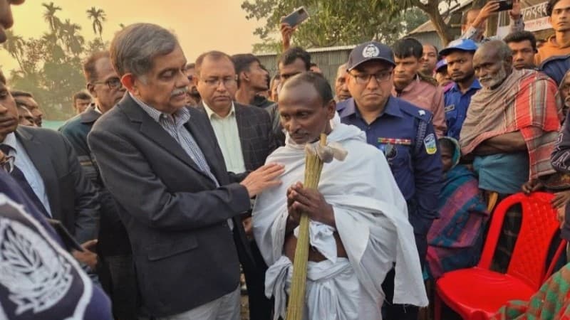 দিপু চন্দ্র দাসের পরিবারের সঙ্গে সাক্ষাৎ করলেন শিক্ষা উপদেষ্টা